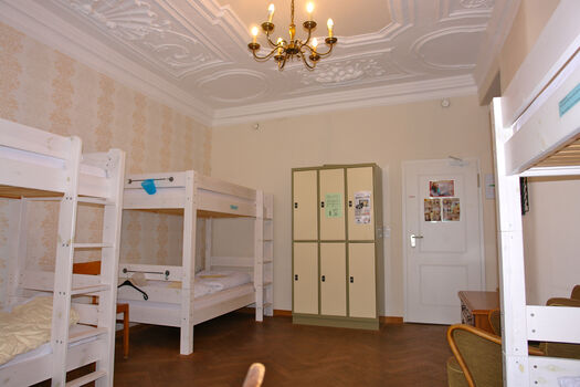 Mehrbettzimmer (alle mit Spind)