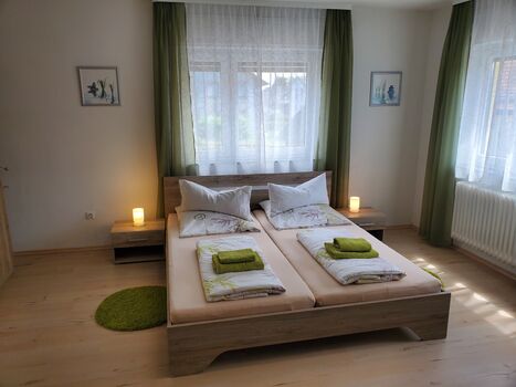 Schlafzimmer 1 (3 Bett Zimmer)