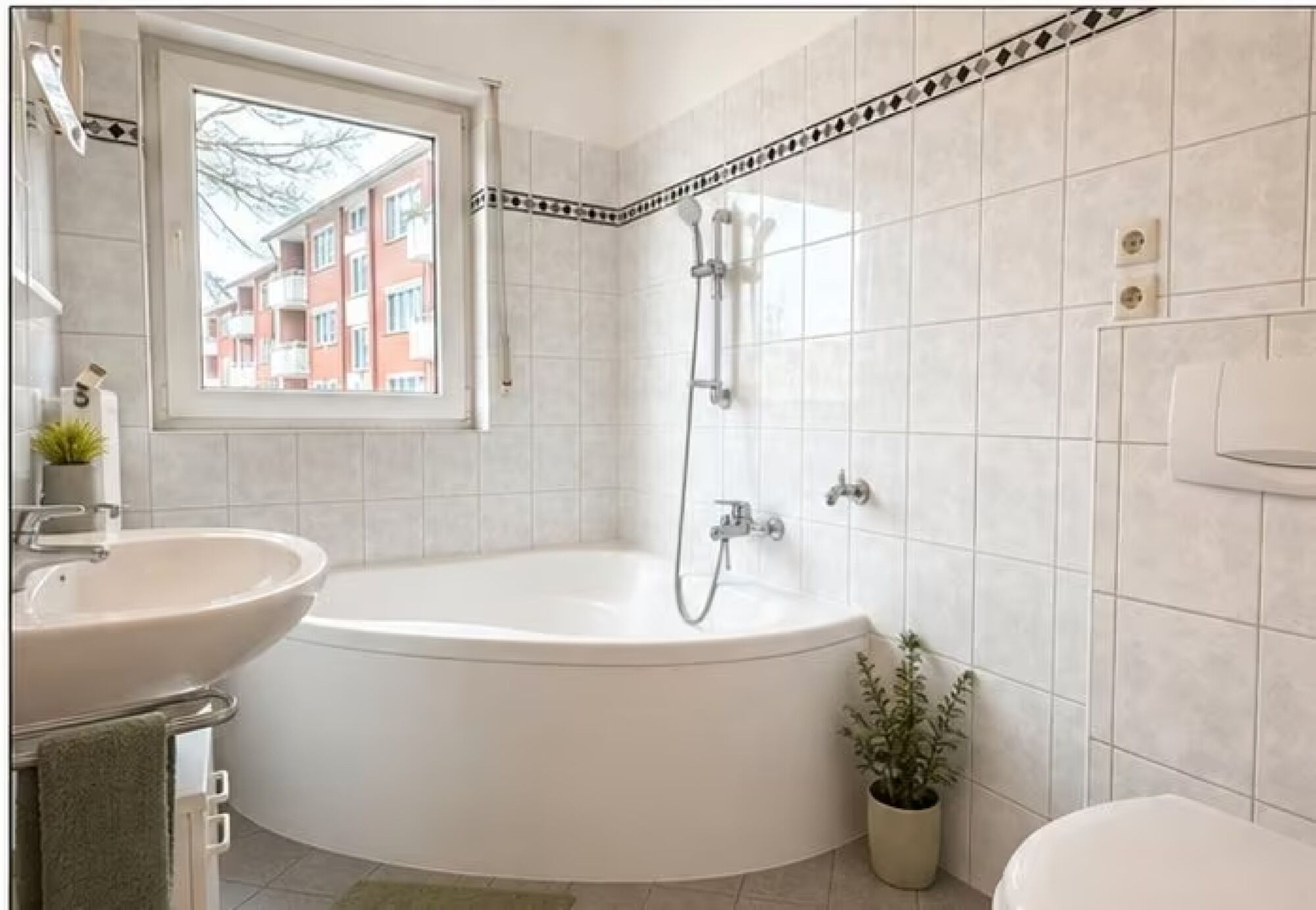 Badezimmer mit großer Badewanne
