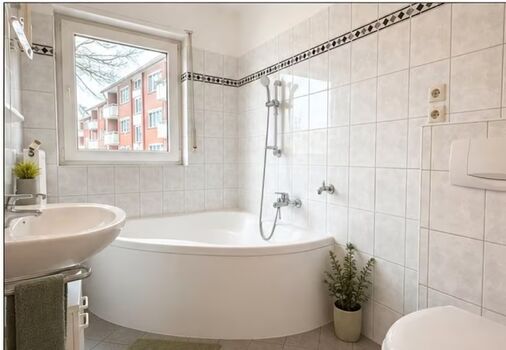 Badezimmer mit großer Badewanne
