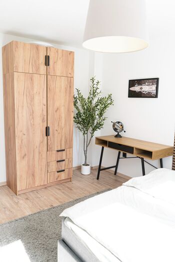 Schlafzimmer mit Arbeitsplatz