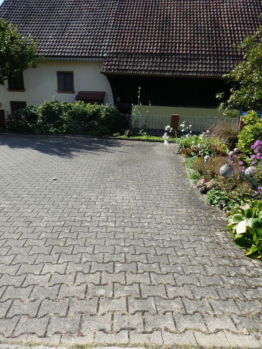 Parkplatz rechts neben dem Haus