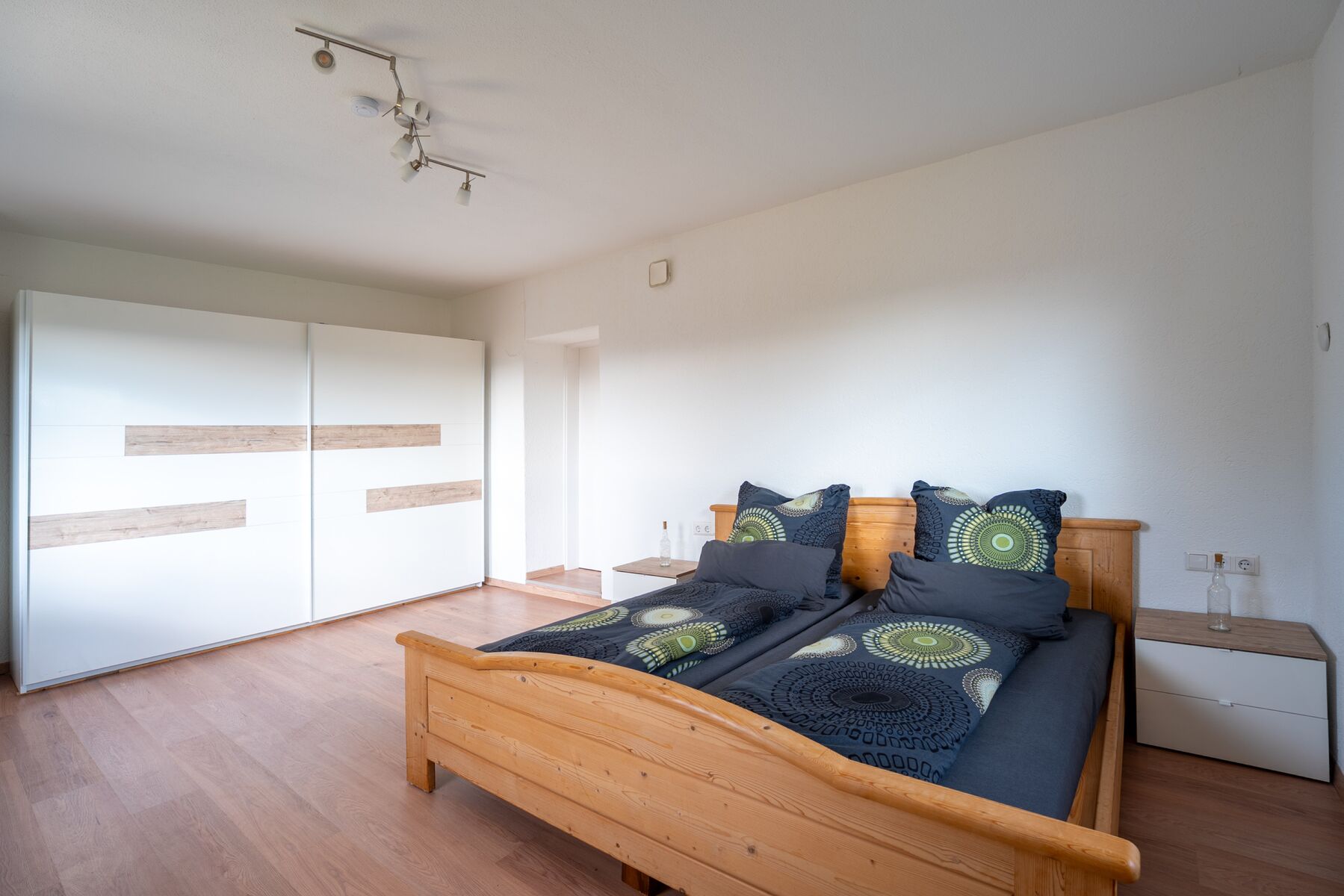Schlafzimmer 2 mit Doppelbett und großem Kleiderschrank