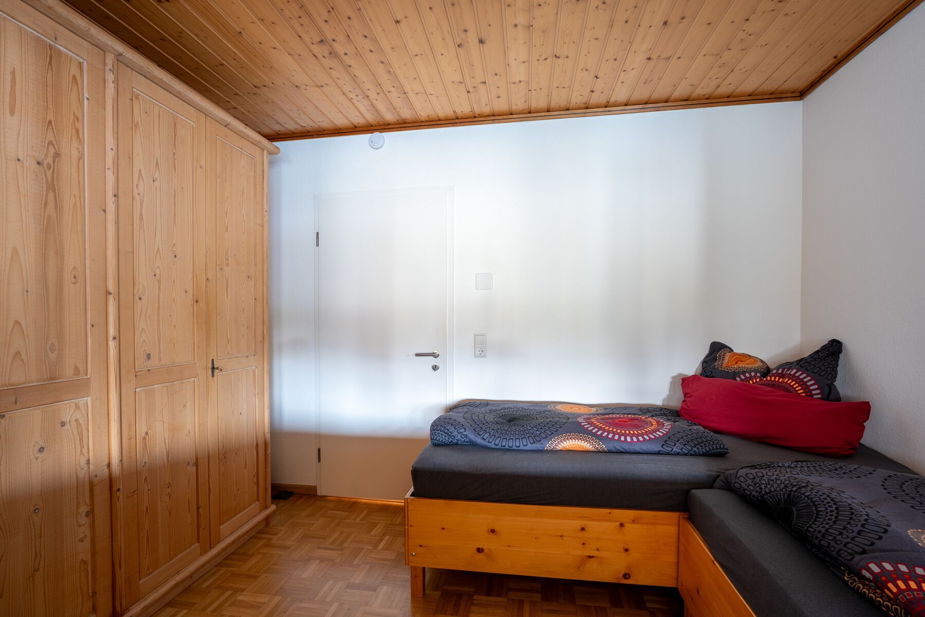 und großem Kleiderschrank