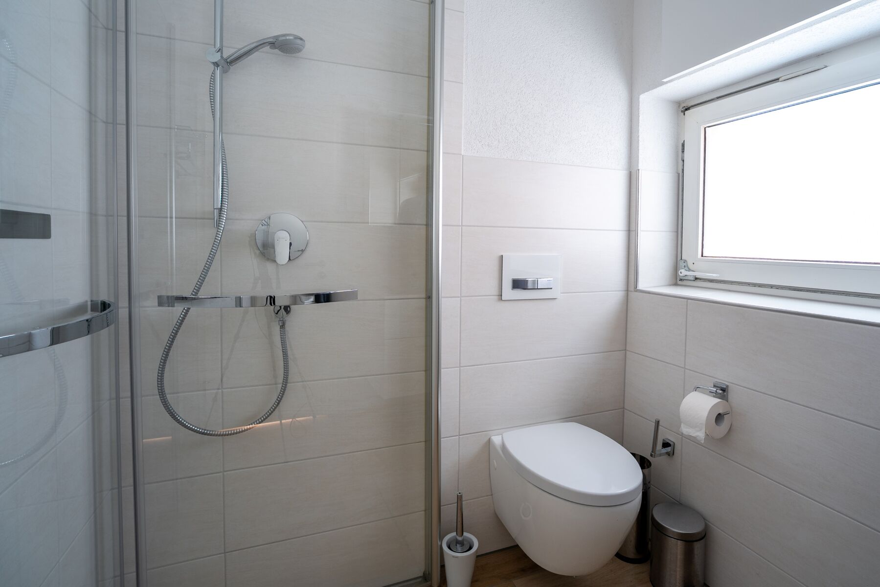 Bad mit Dusche/WC ...