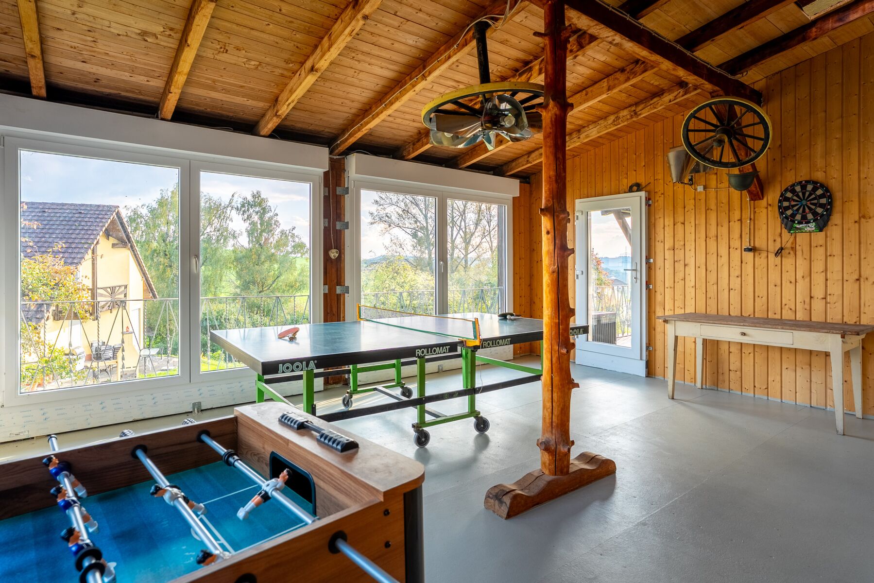 Auffenthaltsraum mit Tischkicker, Tischtennisplatte und Dart