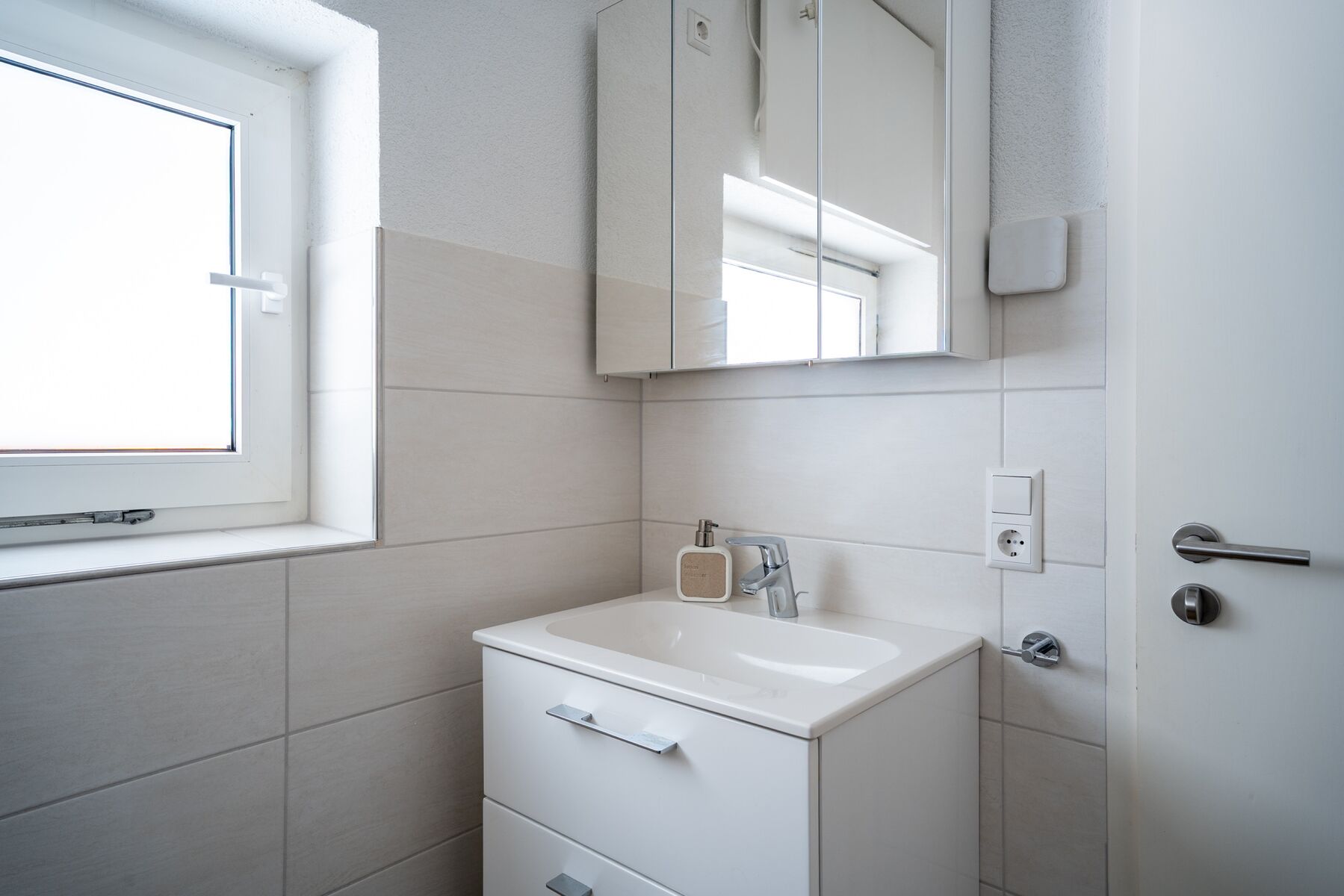 und Waschbecken mit Wandschrank