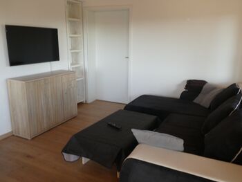 Wohnzimmer 1 mit Sofa und Sat-TV