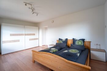 Schlafzimmer 2 mit Doppelbett und großem Kleiderschrank
