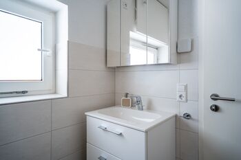 und Waschbecken mit Wandschrank