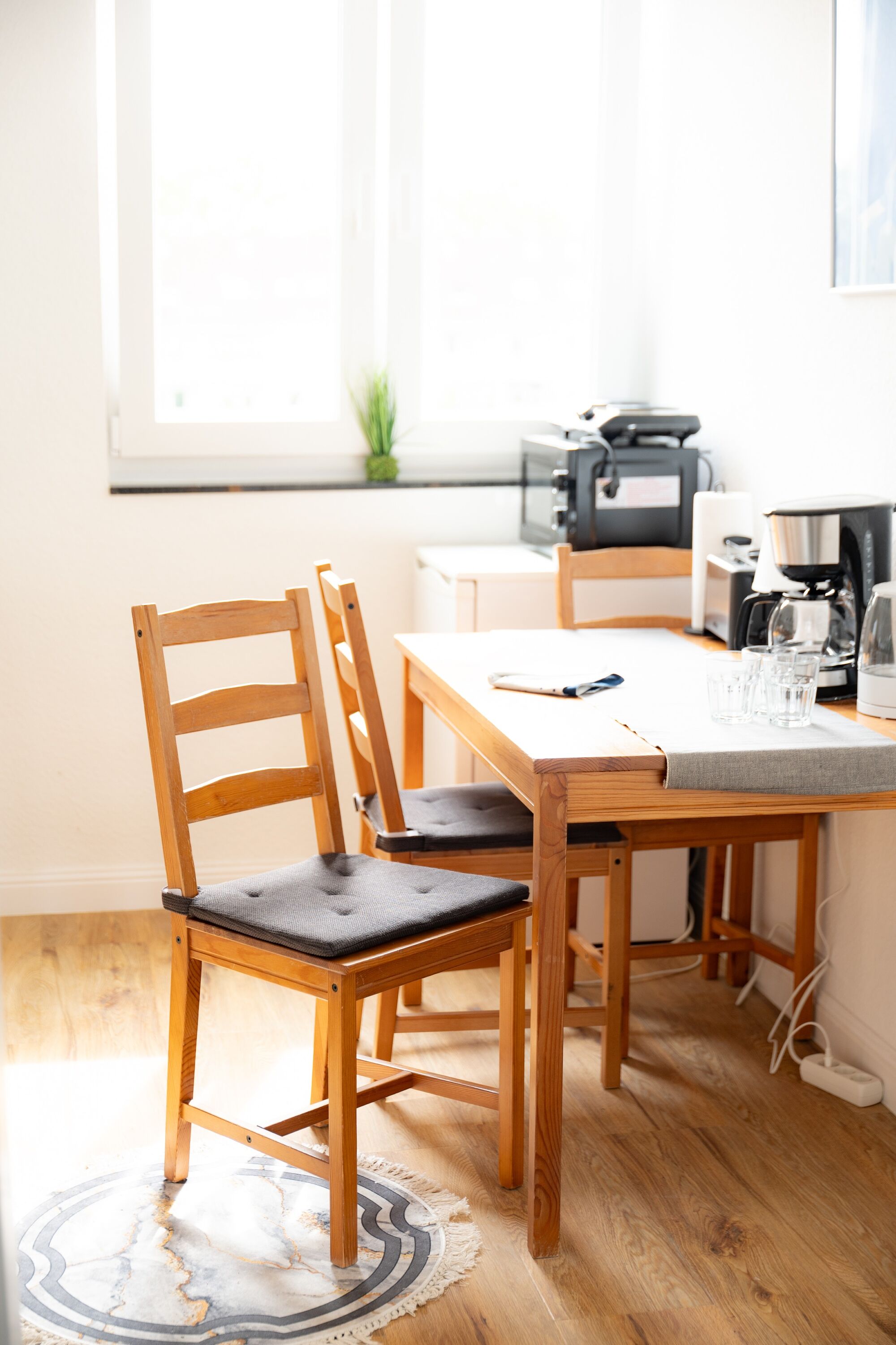 Gemütlicher Essplatz mit natürlichem Licht – ideal zum Essen oder für die Arbeit am Laptop. #EssbereichDuisburg #HellesApartment #Komfortzone #ApartmentMitLicht