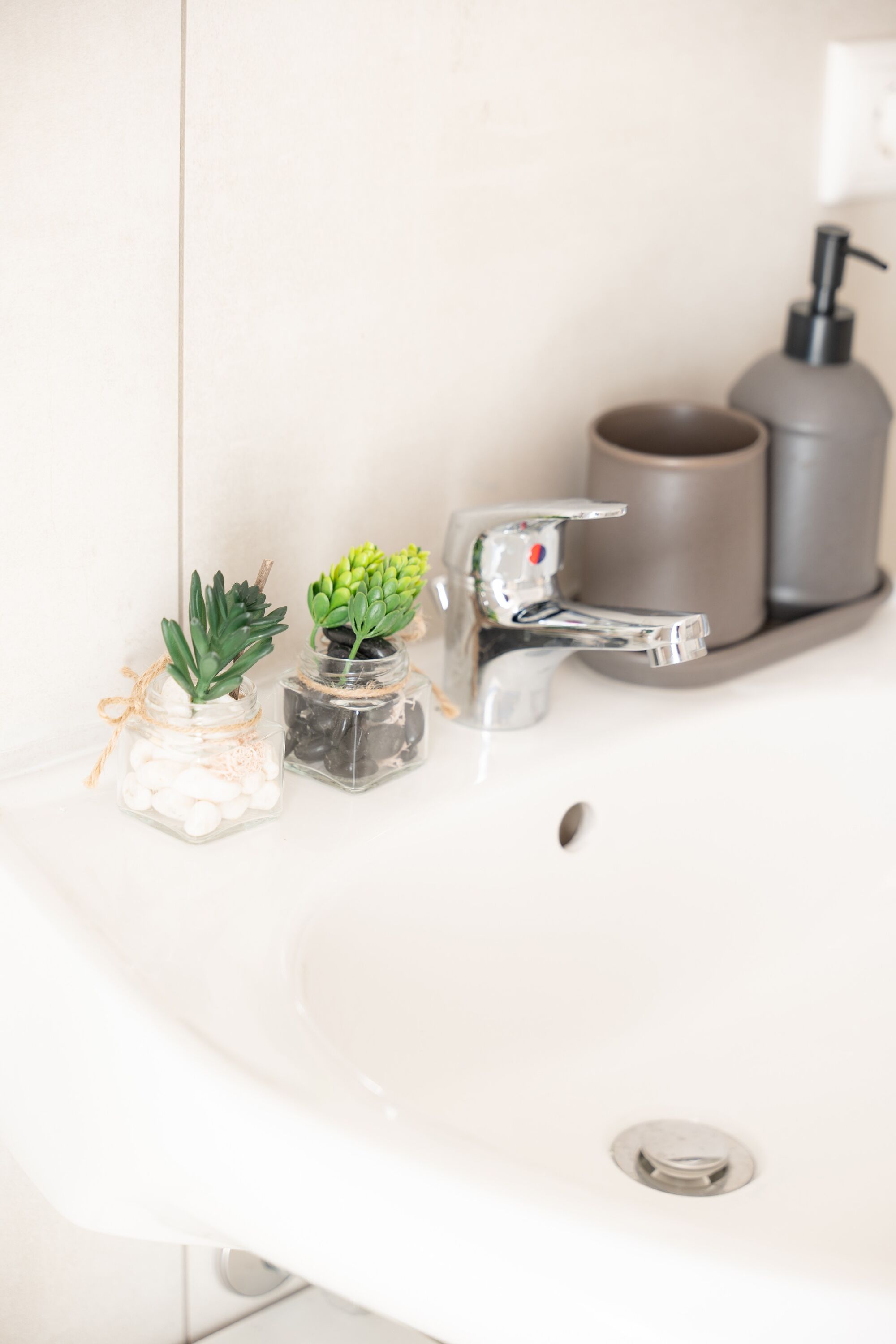 Kleine Dekogläser mit Kunstpflanzen bringen stilvolle Frische ins Bad – für ein angenehmes Ambiente. #ModernesDesign #WohlfühlBad #VonVImmoServiceUG #VollAusgestattet