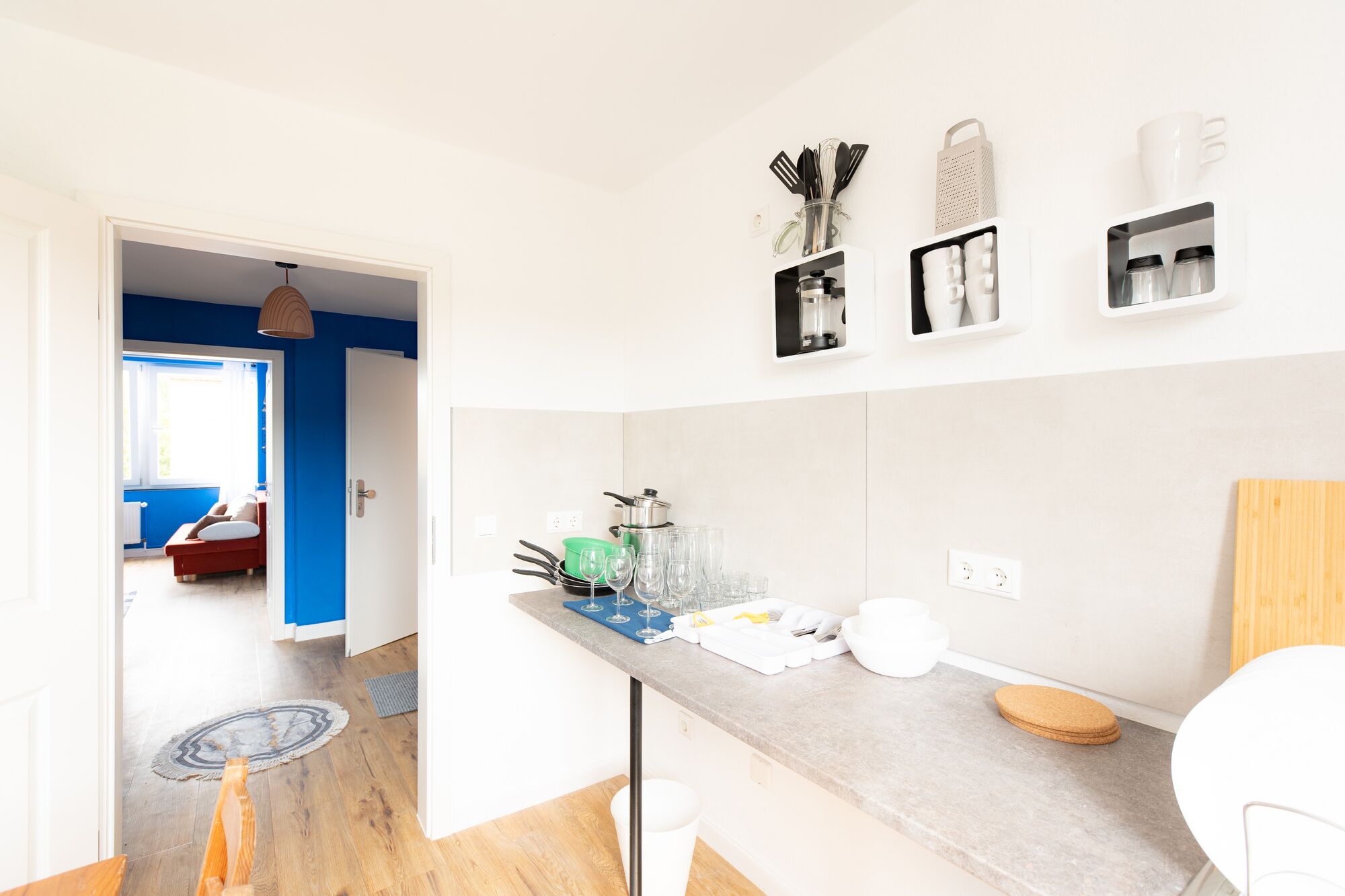 Helle Spülecke mit Ausblick – Kochen und Abwasch in entspannter Atmosphäre. #Küchenkomfort #DuisburgApartment #ModerneKüche #Wohlfühlwohnen