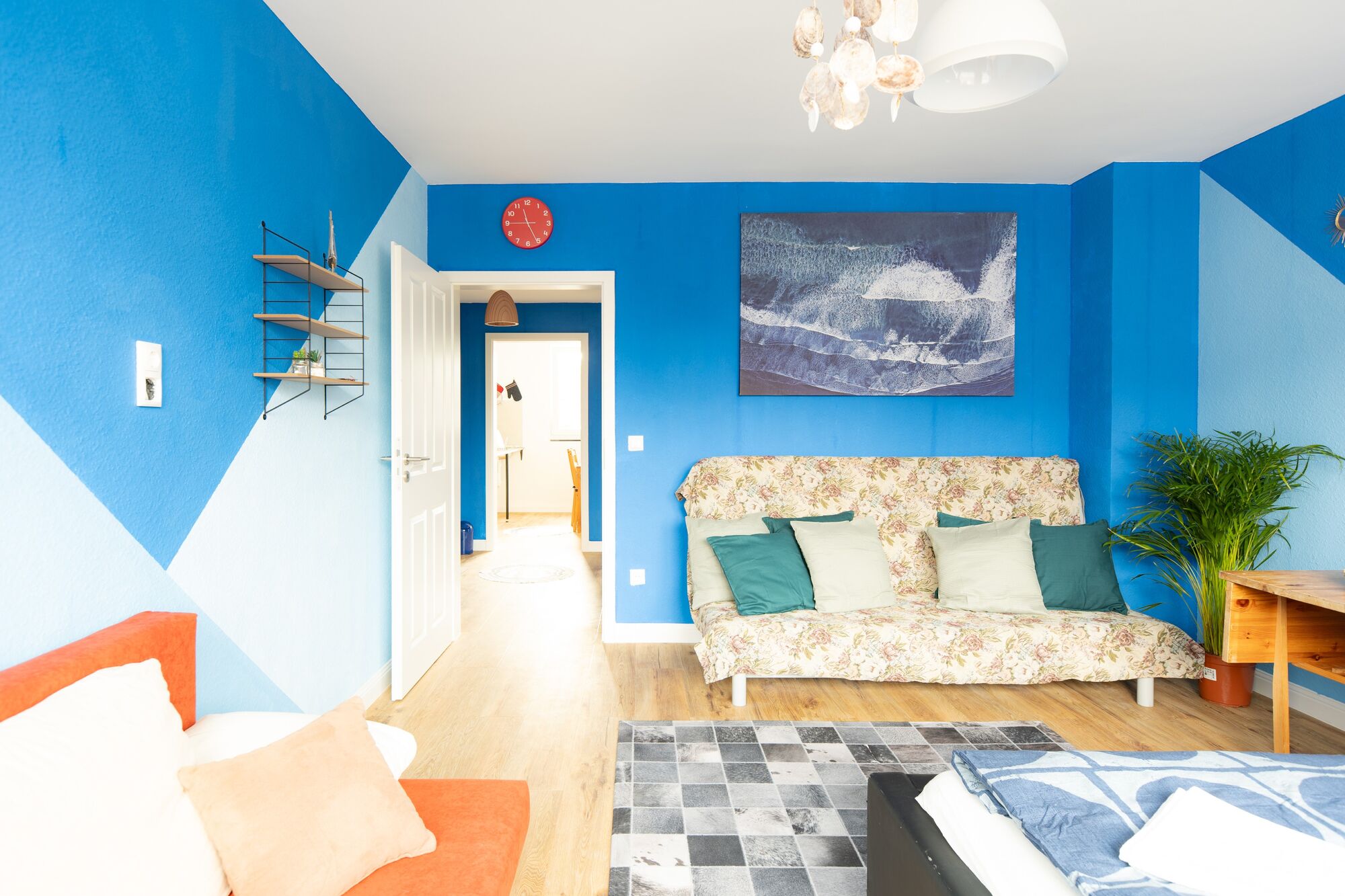 Einfach und praktisch eingerichteter Raum mit Sitzgelegenheit und ruhiger Atmosphäre. #DuisburgApartment #VonVImmoServiceUG #GemütlichUndHell