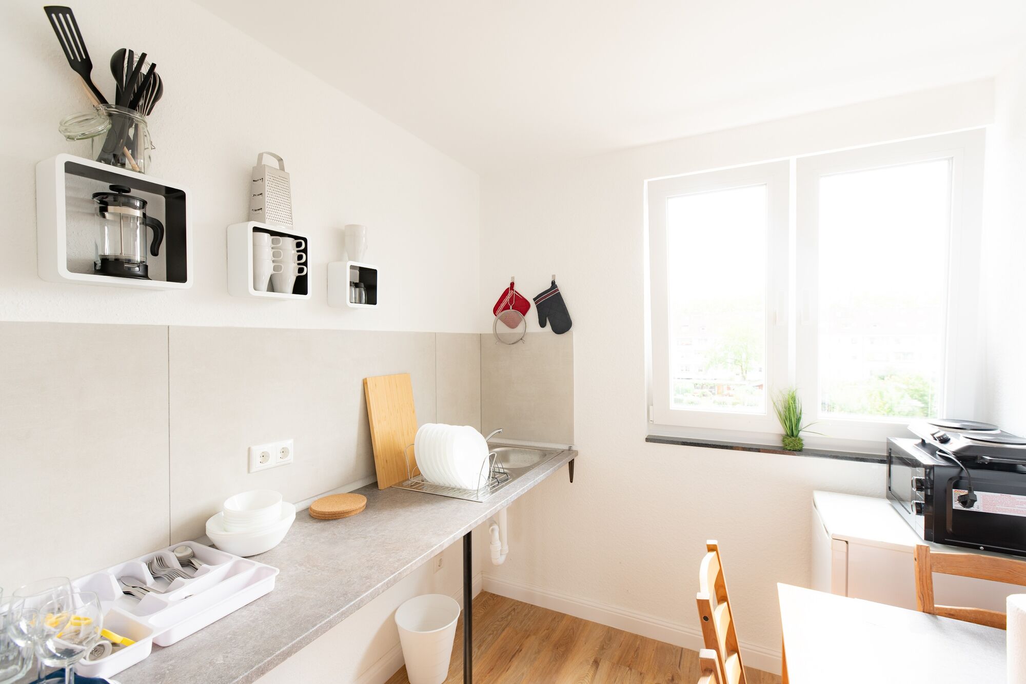 Praktisch geschnittene Küche mit klarer Struktur und direktem Zugang zum Wohnraum – alles griffbereit. #KücheMitKomfort #ApartmentDuisburg #Wohnkomfort #DuisburgUnterkunft