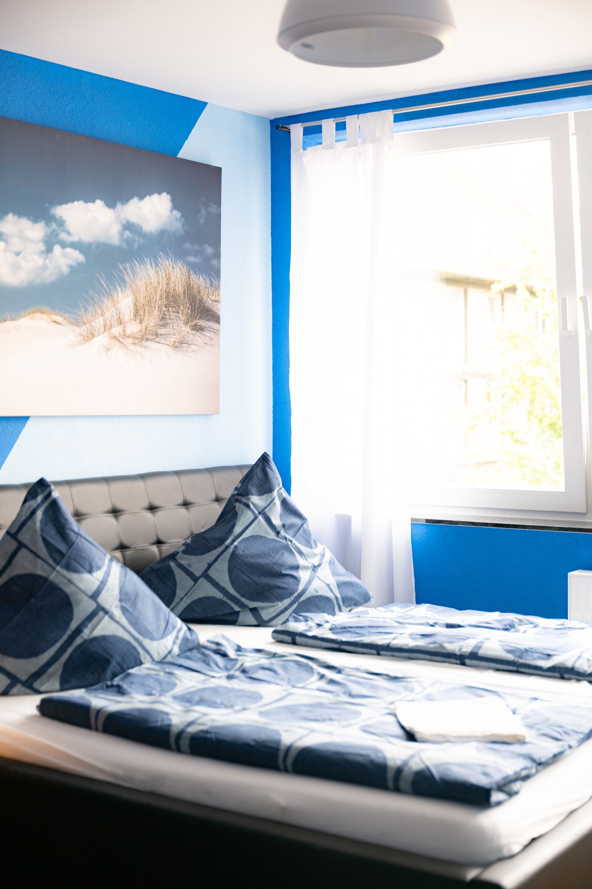 Geräumiges Schlafzimmer mit komfortablem Doppelbett und frischem, maritimem Stil – ideal für erholsamen Schlaf zu zweit. #Doppelbett #Schlafkomfort #MaritimesDesign #VonVImmoServiceUG #ErholungPur