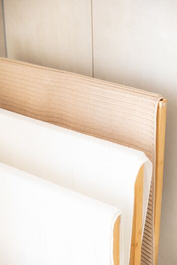 Saubere, weiche Handtücher ordentlich auf einem Holzständer – sofort griffbereit für unsere Gäste. #GästeKomfort #Sauberkeit #VonVImmoServiceUG #VollAusgestattet
