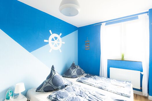 Gemütliches Schlafzimmer mit Doppelbett, ideal für erholsamen Schlaf nach einem langen Tag. Alles ist vorbereitet für Ihren angenehmen Aufenthalt. #Doppelbett #ErholungPur #Schlafkomfort #HelleZimmer #VonVImmoServiceUG #BequemÜbernachten