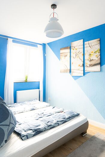 Frisches, helles Zimmer mit charmanten Details und großzügigem Bett – perfekt für eine ruhige Auszeit allein oder zu zweit. #KomfortPur #DesignZimmer #BlauWieDasMeer #VonVImmoServiceUG #Wohlfühlfaktor