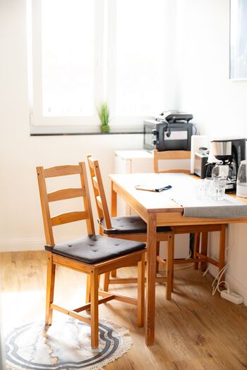 Gemütlicher Essplatz mit natürlichem Licht – ideal zum Essen oder für die Arbeit am Laptop. #EssbereichDuisburg #HellesApartment #Komfortzone #ApartmentMitLicht