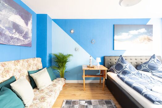 Das Zimmer bietet nicht nur ein bequemes Bett, sondern auch eine zusätzliche Sitzecke zum Entspannen oder Lesen. #Leseecke #KomfortZone #Ruhebereich #GutAusgestattet #VonVImmoServiceUG