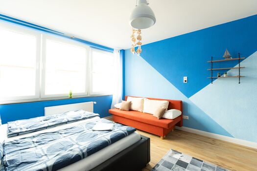 Moderne Wandgestaltung, maritime Deko und viel Platz im Bett – dieses Schlafzimmer bringt Ruhe und Stil zusammen. #SchlafzimmerMitStil #RuheOase #GroßesBett #MaritimTräumen #VonVImmoServiceUG