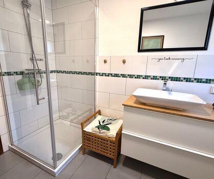GRÜN - Appartement mit 2 Schlafzimmern - 65 Zoll TV - Balkon Foto 5
