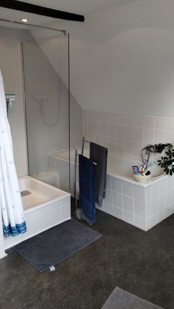 Großes Badezimmer mit Dusche und Badewanne 