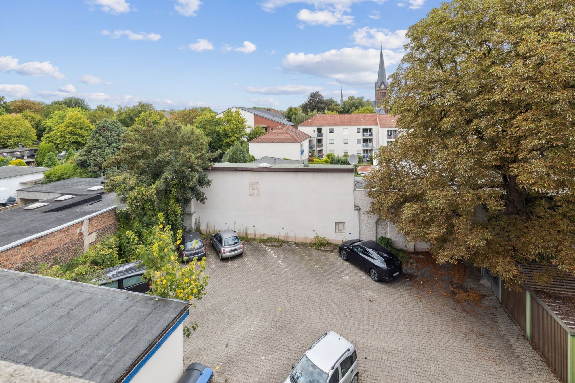 Eigener privater Parkplatz im Hinterhof für bequemes und sicheres Parken.