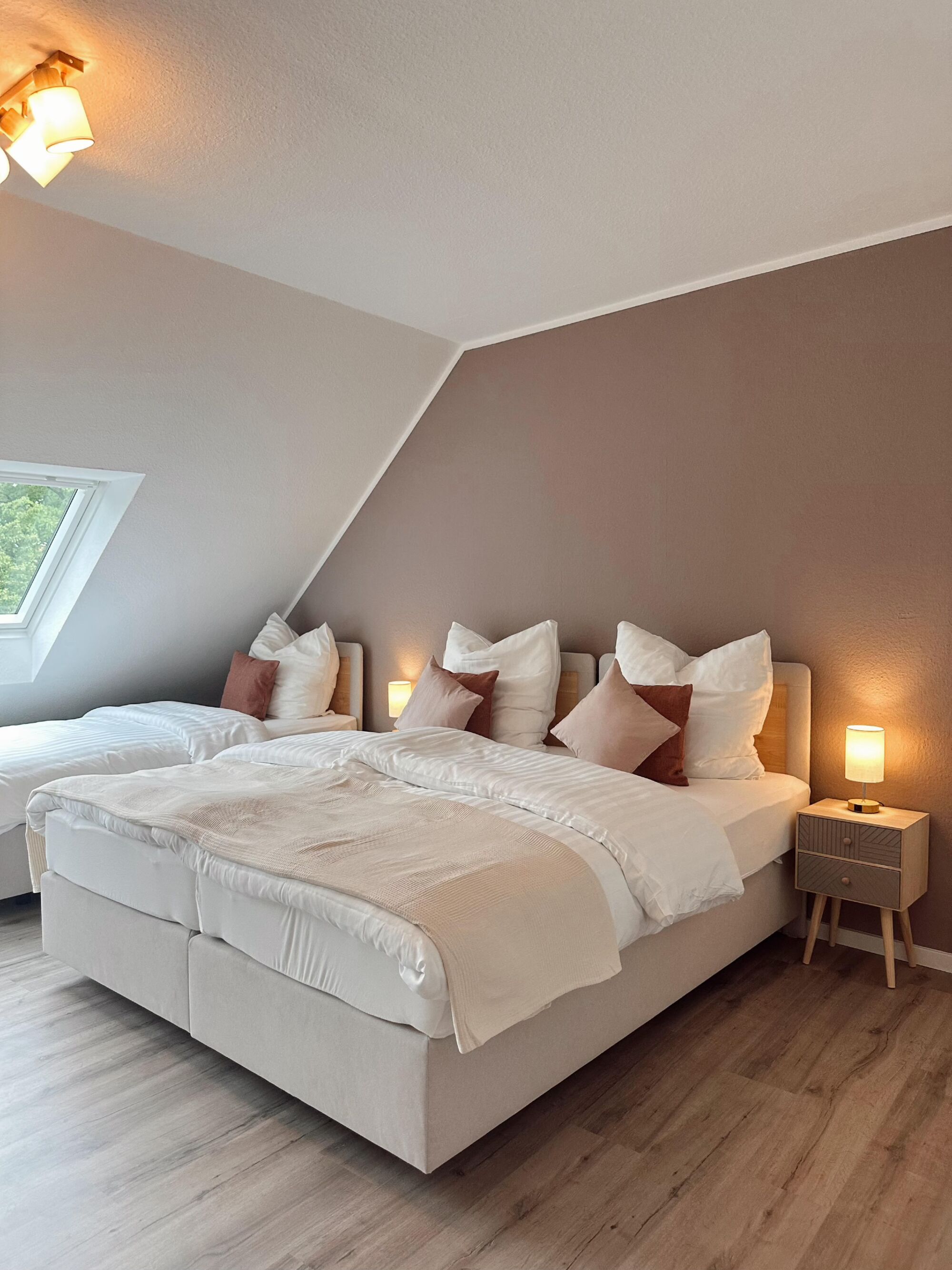 Schlafzimmer mit 3 Betten