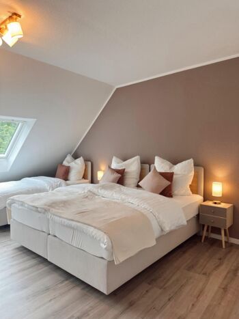 Schlafzimmer mit 3 Betten