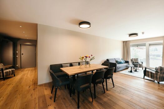 Grosser gemütlicher Essbereich mit TV in jedem Zimmer
