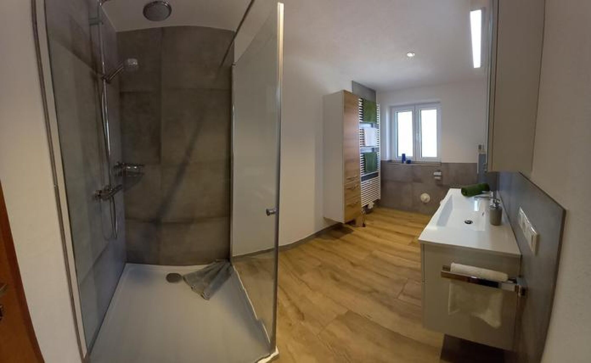 Badezimmer mit Regendusche