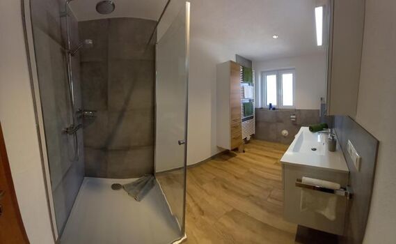 Badezimmer mit Regendusche