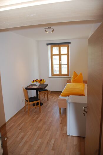 Neue renovierte Wohnung mit wöch. gener. Reinigung im Preis Foto 3