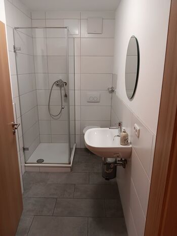 Neue renovierte Wohnung mit wöch. gener. Reinigung im Preis Bild 4