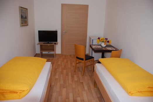 Neue renovierte Wohnung mit wöch. gener. Reinigung im Preis Foto 2