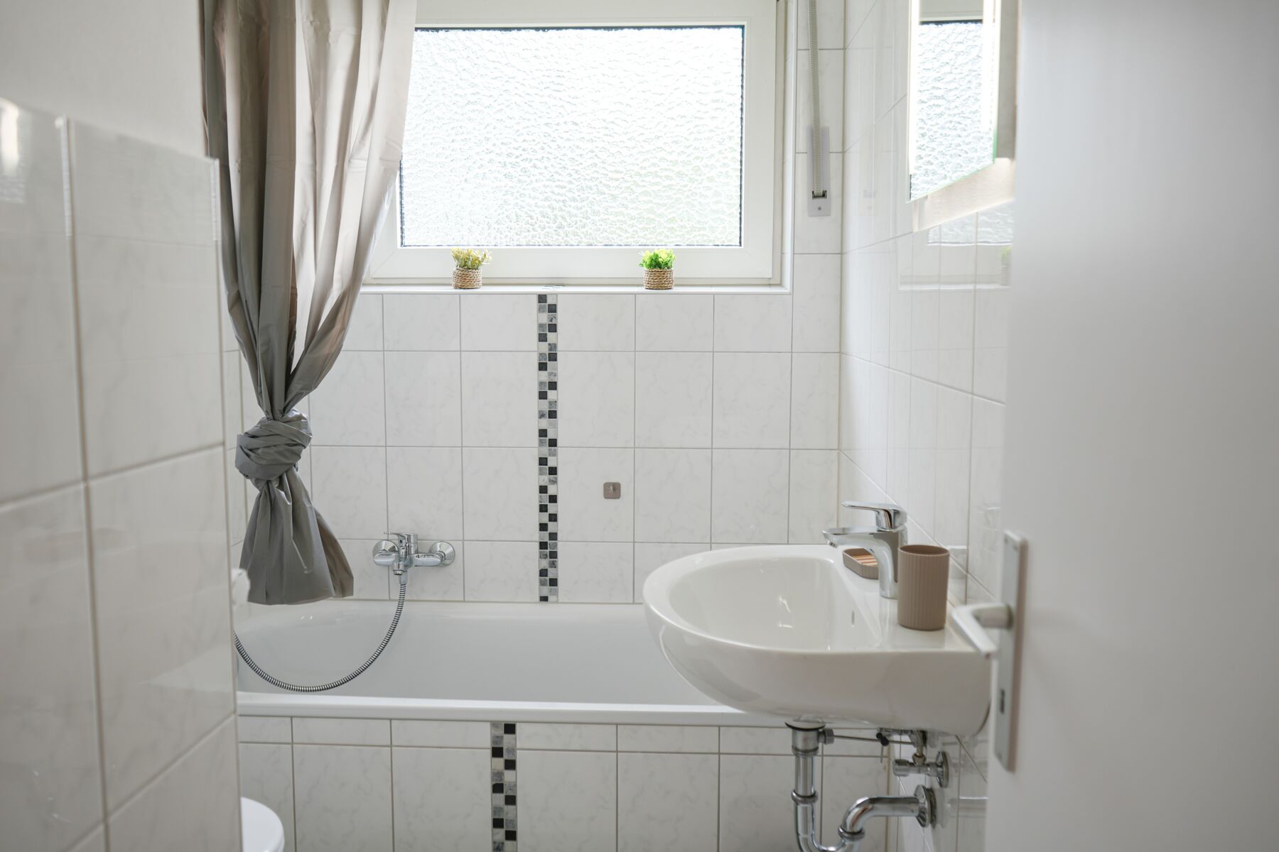 Badezimmer - baden & duschen möglich, Fenster, WC, Föhn 