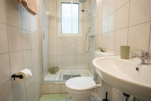 Duschbereich mit Fenster und Schiebetür