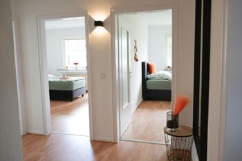 Flur - Sicht links Schlafzimmer 2 - rechts -Schlafzimmer 3