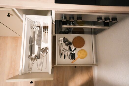 Kochbesteck vorhanden, sowie Backzubehör