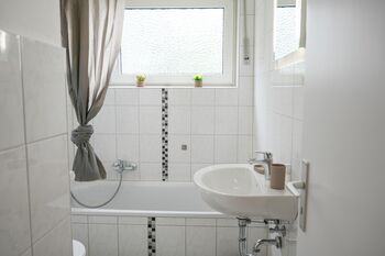 Badezimmer - baden & duschen möglich, Fenster, WC, Föhn 