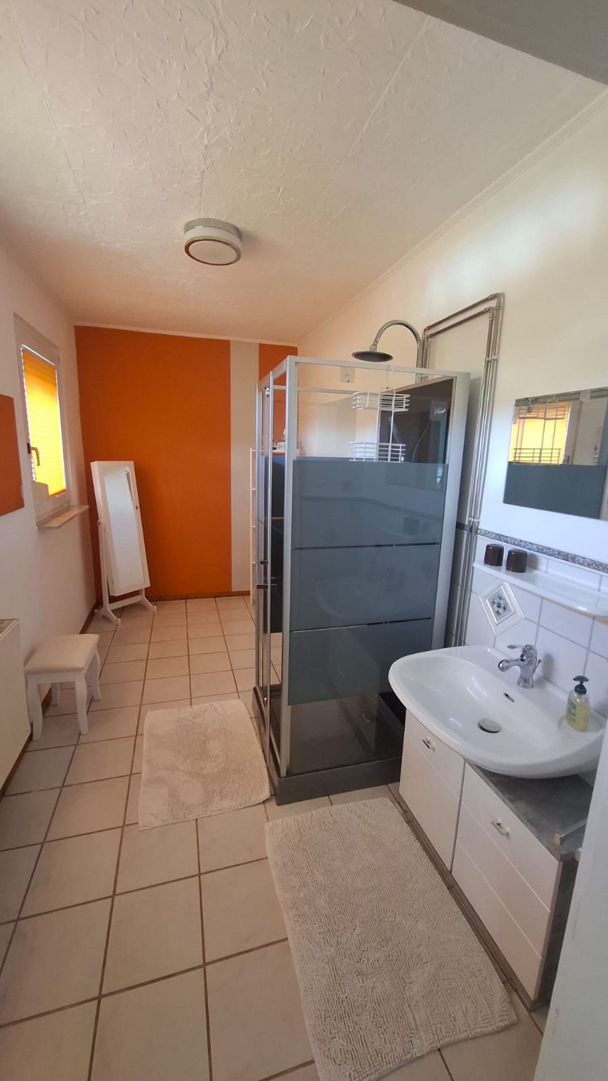Badezimmer mit Dusche 