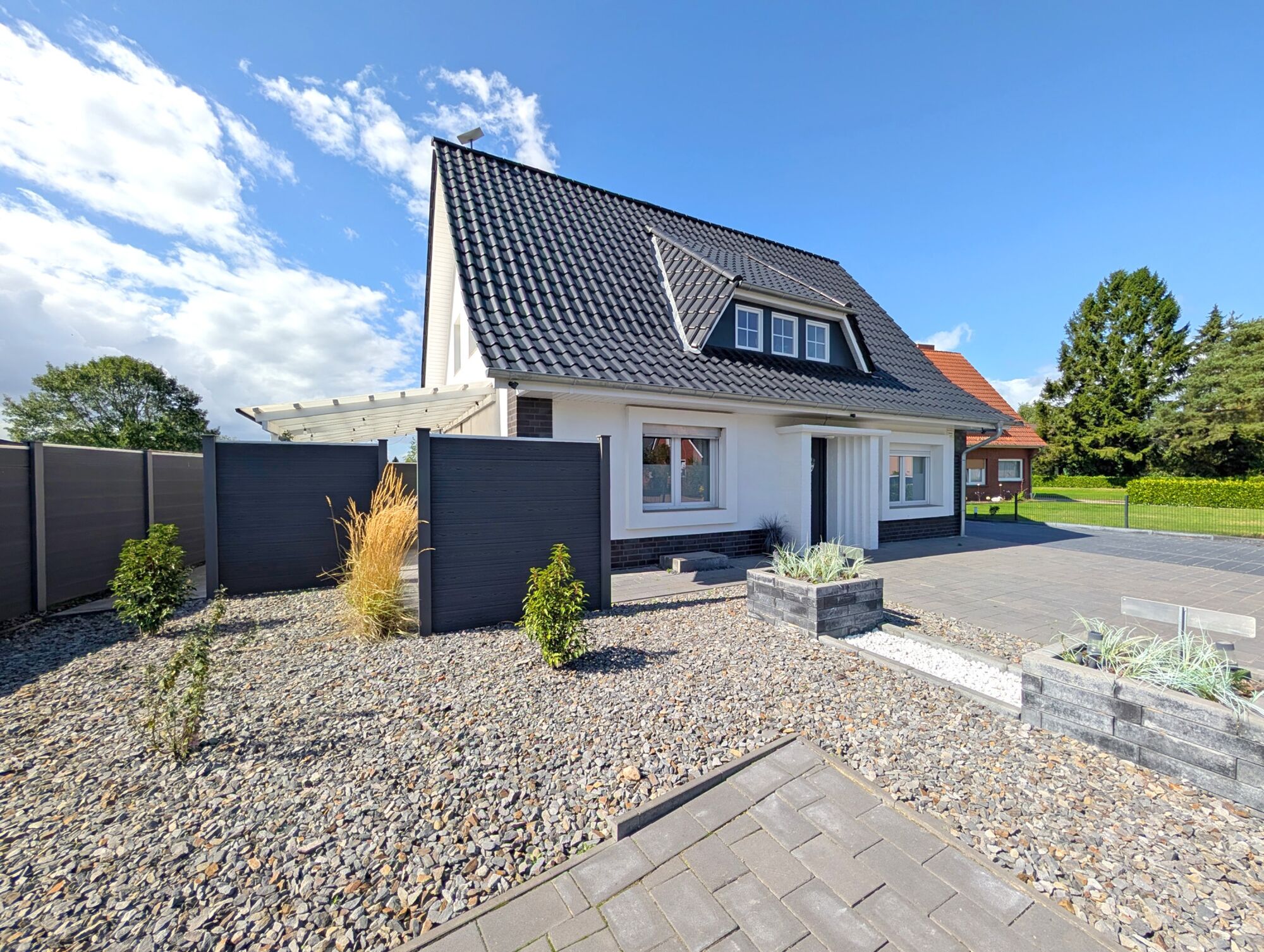 Haus mit seitlicher, überdachter Terrasse