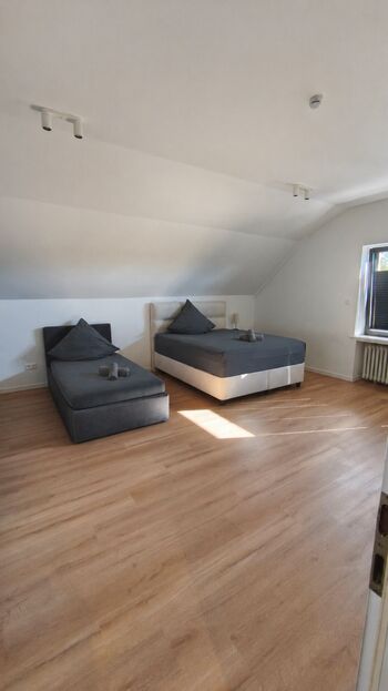 Unterkunft für bis zu 9Personen 150qm Parkplätze+Gym inklusive in D.dorf Bild 1