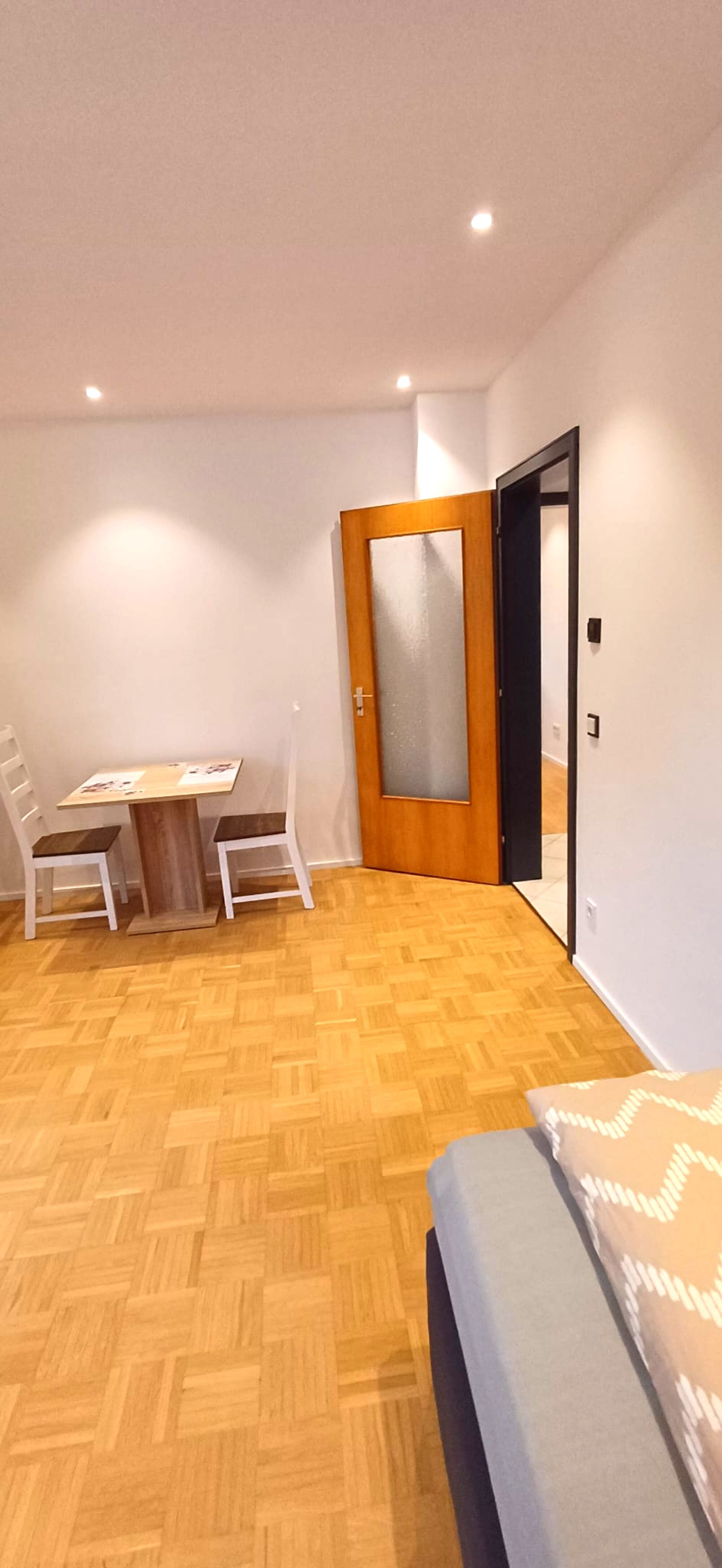 Zimmer mit Tisch