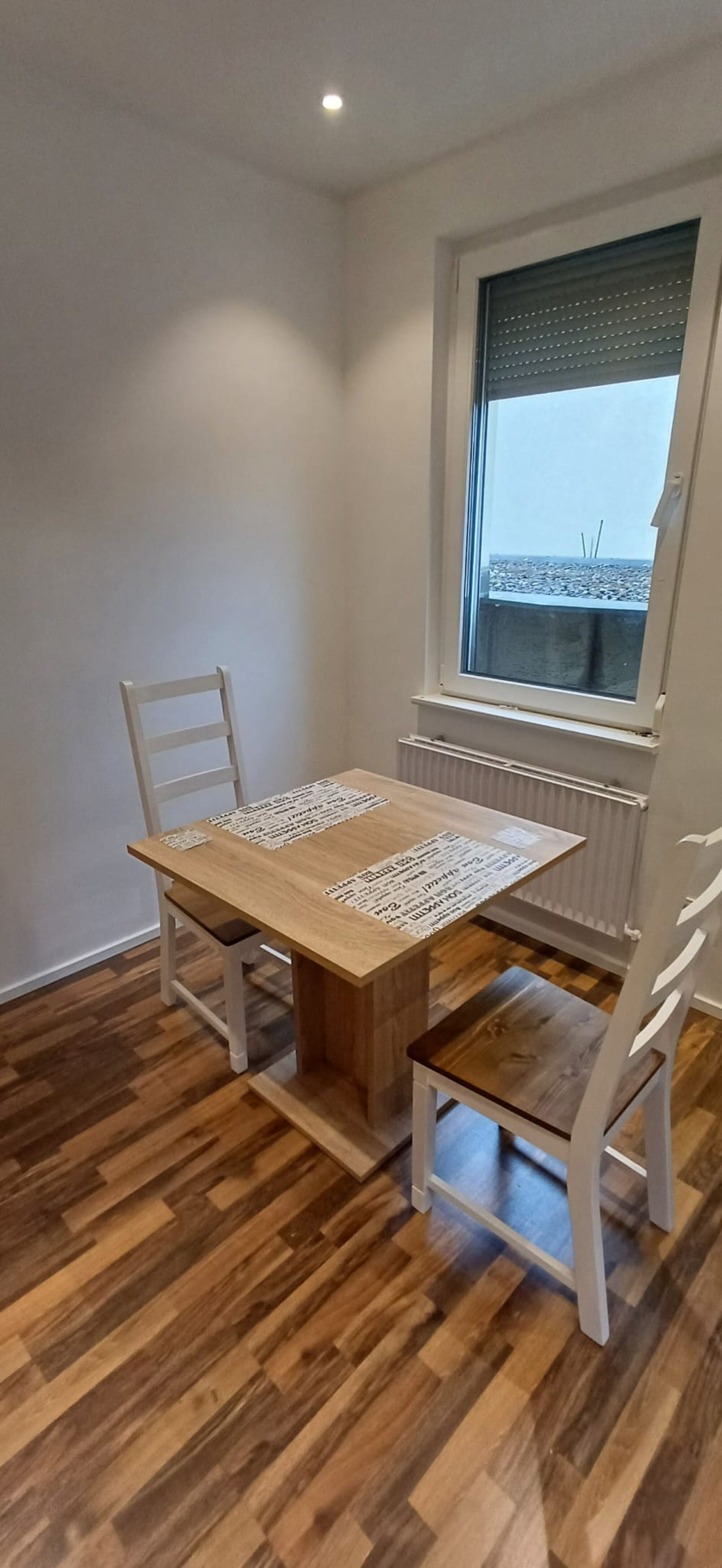 Tisch mit Stühlen