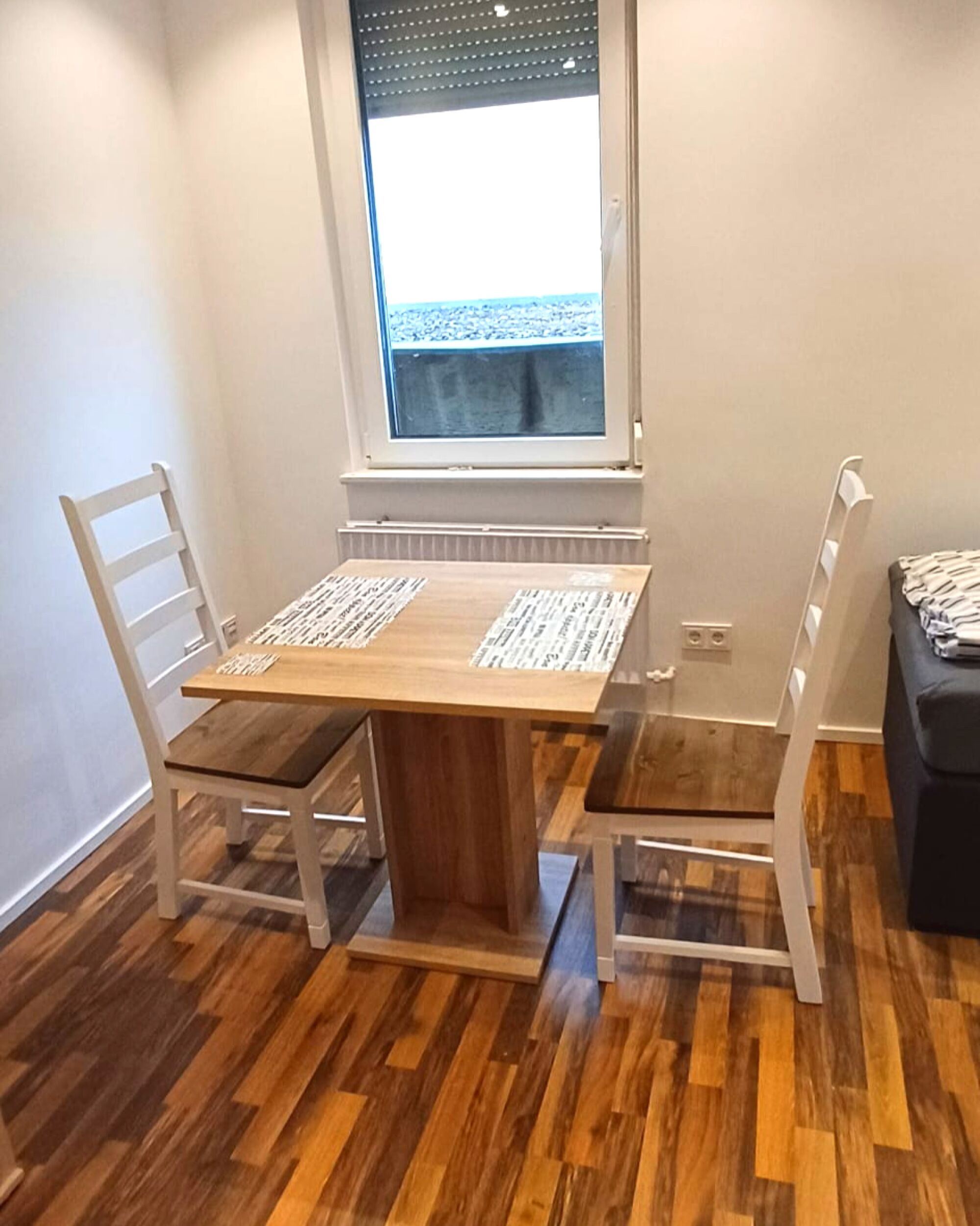 Zimmer Tisch mit Stühlen