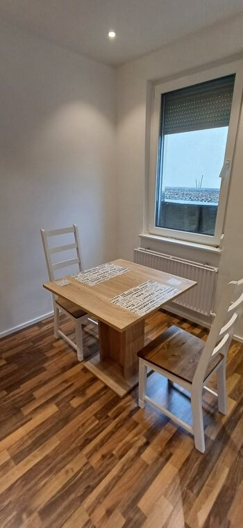 Tisch mit Stühlen
