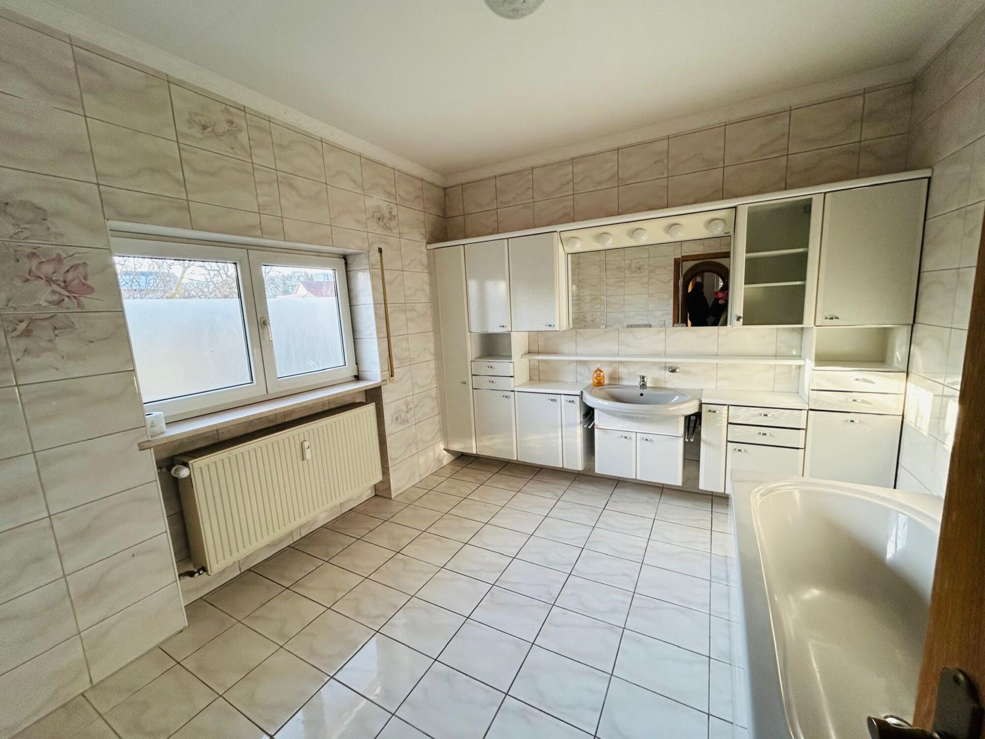 riesiges Badezimmer mit Badewanne und Toilette